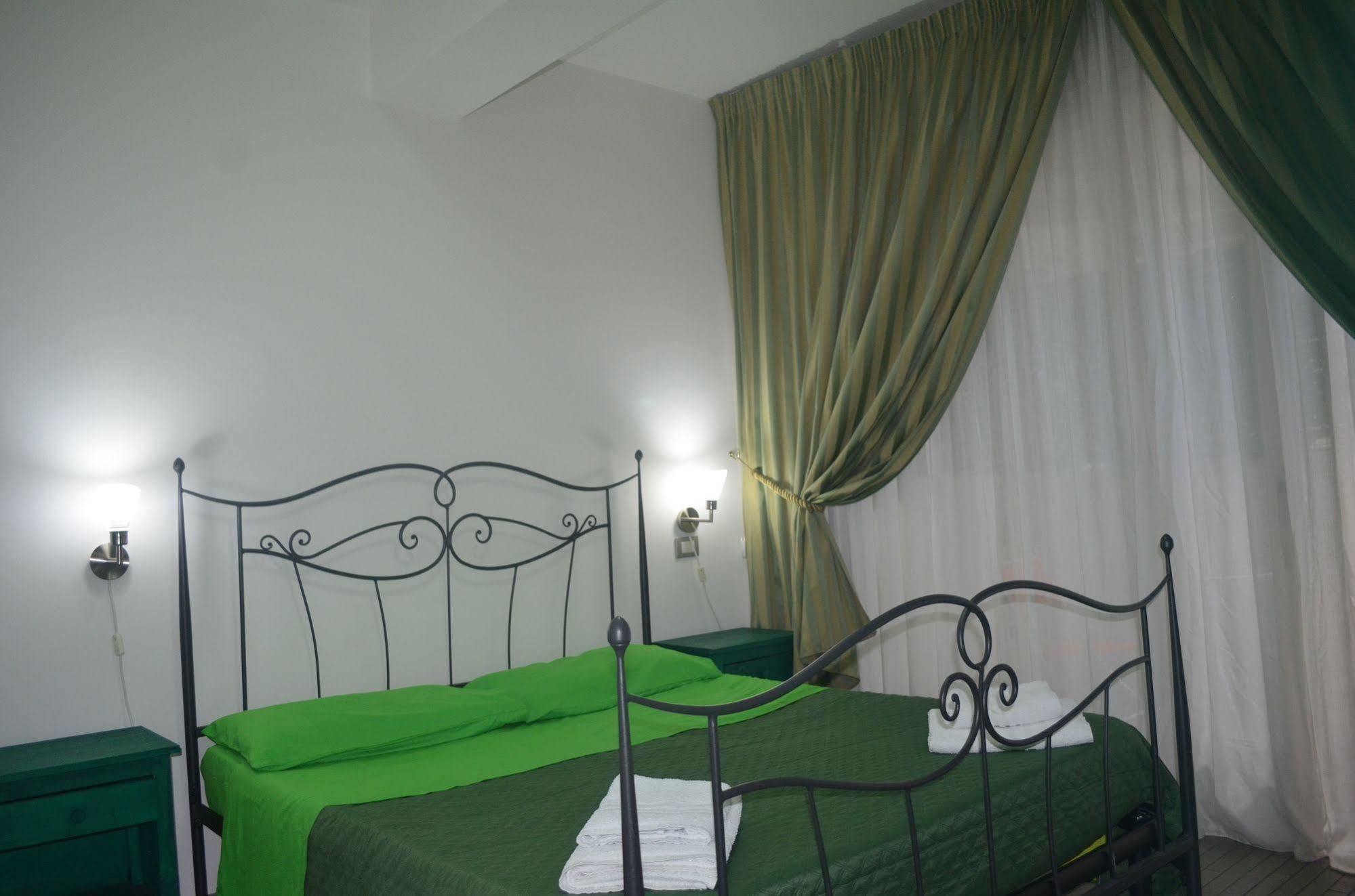 Casa Del Vento Panzió Roccalumera Kültér fotó